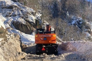 Travaux de déblaiement sur la route entre Dorénaz et Alesses.